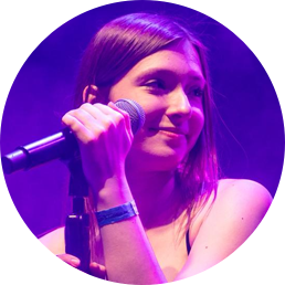 Portrait von Zoe Bernard – Sängerin der nAund Liveband aus Cottbus